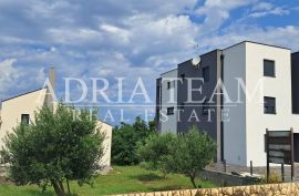 APARTMAN U NOVOGRADNJI, POGLED NA MORE, VRT 240 m2 - POVLJANA, PAG, Povljana, Appartement