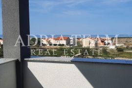 APARTMAN U NOVOGRADNJI, POGLED NA MORE, VRT 240 m2 - POVLJANA, PAG, Povljana, Appartement