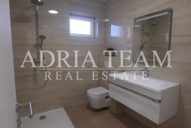 APARTMAN U NOVOGRADNJI, POGLED NA MORE, VRT 240 m2 - POVLJANA, PAG, Povljana, Appartement