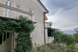 NOVI VINODOLSKI - Kuća sa tri apartmana, okućnicom, parkingom i pogledom na more, Novi Vinodolski, Σπίτι