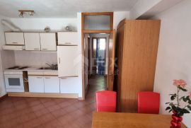 NOVI VINODOLSKI - Zgrada s restoranom, 4 apartmana, 4 sobe, garažom i okućnicom, Novi Vinodolski, Maison