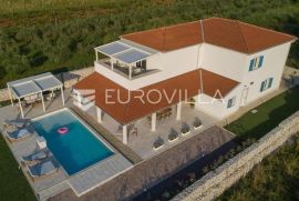 Barban, jedinstvena samostojeća pasivna kuća NKP 320 M2 na velikoj okućnici, Barban, House