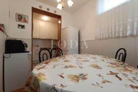 Dvosoban stan s okućnicom, Crikvenica, Appartement