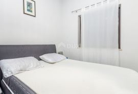 KRK, SOLINE - Dva apartmana u prizemlju s okućnicom, Dobrinj, Appartement