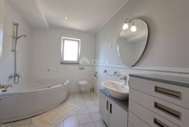 OPATIJA, IČIĆI - penthouse s panoramskim pogledom i dvorišnom zgradom, Opatija - Okolica, Kвартира