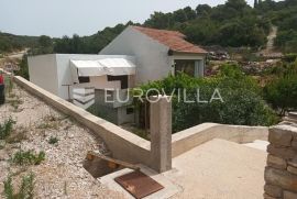 Maslinica, otok Šolta, dvojna kuća okružena zelenilom, položena na parceli površine 382 m2, Šolta, Haus