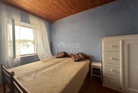 MALI LOŠINJ, GRAD-Kuća s dvorištem u centru Lošinja. PRVI RED OD MORA, Mali Lošinj, House