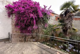 MALI LOŠINJ, GRAD-Kuća s dvorištem u centru Lošinja. PRVI RED OD MORA, Mali Lošinj, House