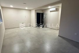 Zadar, Privlaka, luksuzno opremljen dvosoban stan NKP 65,90 m2 s vrtom, Privlaka, Kвартира