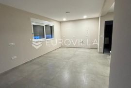 Zadar, Privlaka, luksuzno opremljen dvosoban stan NKP 65,90 m2 s vrtom, Privlaka, شقة