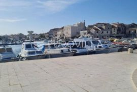 Vodice, atraktivan ugostiteljski objekt na plaži NKP 67 m2 na parceli od 800 m2, Vodice, Gewerbeimmobilie