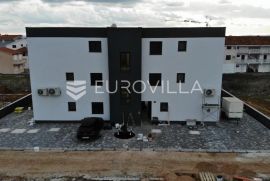 Zadar, Privlaka, luksuzno opremljen dvosoban stan NKP 74,15 m2 s vrtom, Privlaka, شقة