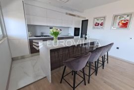 Trogir, moderan stan s bazenom dostupan od rujna, Trogir, Flat