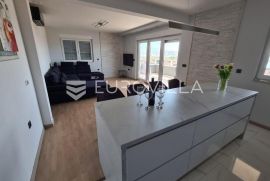 Trogir, moderan stan s bazenom dostupan od rujna, Trogir, Appartement