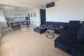 Trogir, moderan stan s bazenom dostupan od rujna, Trogir, Appartment