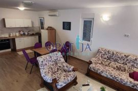 Vir, Kat kuće sa dvosobnim stanom, 350m do mora, Vir, Apartamento