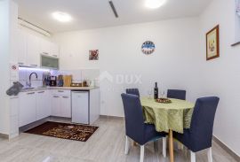 MALINSKA, OTOK KRK - Jednosobni apartman s okućnicom, Malinska-Dubašnica, Daire