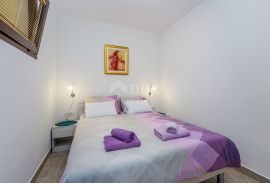 MALINSKA, OTOK KRK - Jednosobni apartman s okućnicom, Malinska-Dubašnica, Daire