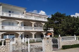 NOVI VINODOLSKI - Apartmanska kuća s 10 stambenih jedinica 170m od mora, Novi Vinodolski, Casa