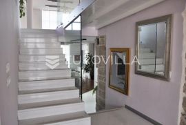 Istra, Buje, stambeno poslovna kuća 750m2 u centru grada, Buje, العقارات التجارية