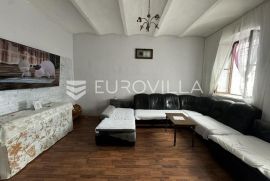 Pula, Centar, prostran stan s dodatnim objektom za renovaciju, NKP 110,40 m2, Pula, Appartement