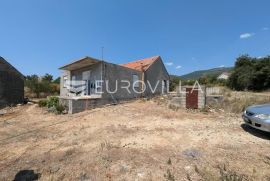 Kaštel Novi, Rudine, kuća NKP 120 m2, na zemljištu površine 767 m2, Kaštela, Famiglia