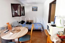 Otok Krk - kuća s tri apartmana, Malinska-Dubašnica, Haus