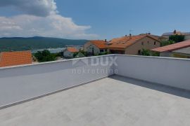 OTOK KRK, GRAD KRK (okolica) - stan sa prekrasnim pogledom, tri terase, parkirnim mjestom, na lijepoj lokaciji, snižena cijena, prilika!, Krk, Wohnung