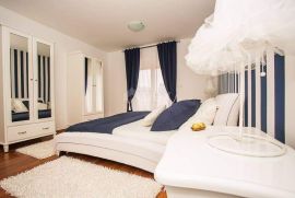 CRIKVENICA - luksuzna kuća s pet apartmana, Crikvenica, Дом