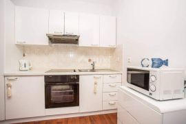 CRIKVENICA - luksuzna kuća s pet apartmana, Crikvenica, Дом