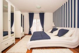 CRIKVENICA - luksuzna kuća s pet apartmana, Crikvenica, Дом