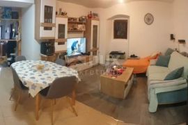 KRALJEVICA - Etaža s okućnicom , parkingom i djelomičnim pogledom na more!, Kraljevica, Appartment