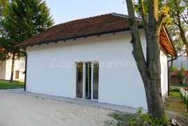 Topola, Donja Šatornja, dve kuće 226m2+144m2, plac 24ara, Maison