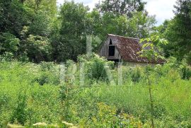 Građevinsko zemljište u Raduču s dva objekta  2050 m2, Lovinac, Земля