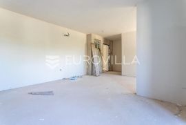 Sirobuja, trosoban stan s loggiom i balkonom NKP 77, 82 m2, Split, Appartamento