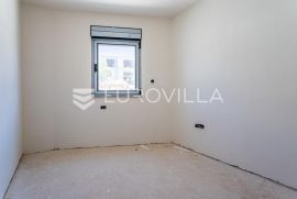 Sirobuja, trosoban stan s loggiom i balkonom NKP 77, 82 m2, Split, Appartamento