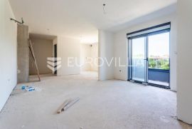 Sirobuja, trosoban stan s loggiom i balkonom NKP 77, 82 m2, Split, Appartamento