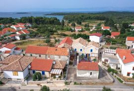 OTOK MOLAT - Elegantna kamena prizemnica u srcu mjesta Molat, Zadar - Okolica, Kuća