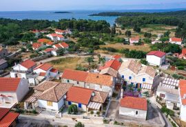 OTOK MOLAT - Jedinstvena dvojna kuća s bazenom u srcu mjesta Molat, Zadar - Okolica, House