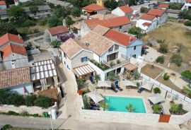 OTOK MOLAT - Jedinstvena dvojna kuća s bazenom u srcu mjesta Molat, Zadar - Okolica, House