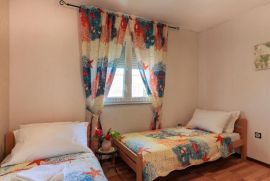 ISTRA, MEDULIN - Apartmanska kuća smještena nadomak plaža, Medulin, بيت