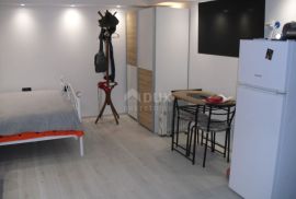 OTOK KRK, PUNAT - Renovirani studio apartman u prizemlju, Punat, Appartement