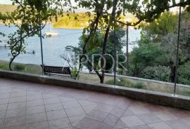 Otok Rab, kuća prvi red do mora sa pet apartmana, Rab, Haus