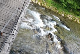 Brod na Kupi, starina sa građevinskim zemljištem, Delnice, بيت