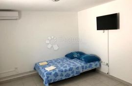 KUĆA S APARTMANIMA BLIZU POREČA, Poreč, Casa