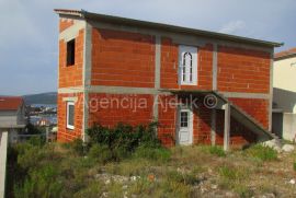 Trogir Seget Vranjica kuća sa 9 stanova roh-bau - novo u ponudi, Seget, Дом