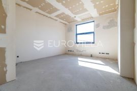 Zaprešić, poslovna roh bau zgrada 2010 m2 na zemljištu 2013 m2, Commercial property