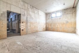 Zaprešić, poslovna roh bau zgrada 2010 m2 na zemljištu 2013 m2, Commercial property