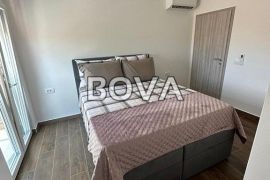 Villa 167 m2 – Rovanjska *Prvi red do mora* (ID-2318), Jasenice, Maison