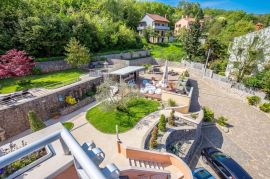 OPATIJA, LOVRAN- apartmanska zgrada od 700m2 s bazenom + 6000m2 zemljišta s građevnom dozvolom za wellness resort s 28 soba, Lovran, Σπίτι